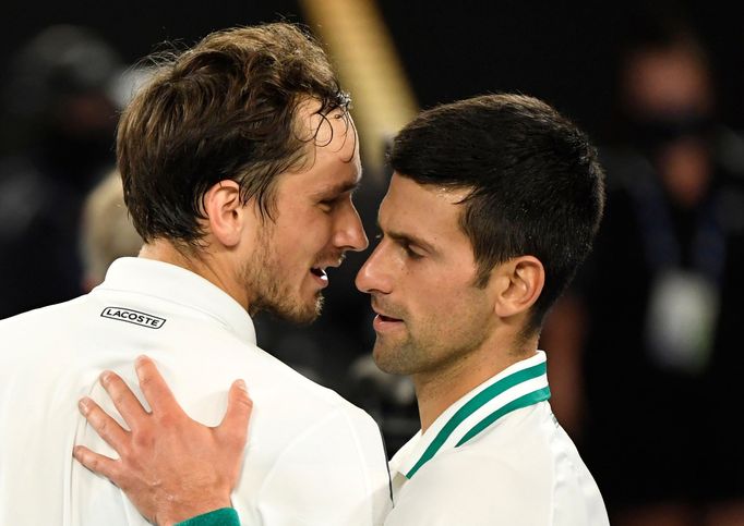 Daniil Medveděv a Novak Djokovič po finále Australian Open 2021