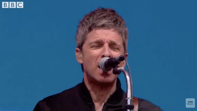 Píseň AKA...What A Life! v podání Noel Gallagher's High Flying Birds na letošním Glastonbury.