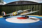 Replika britské stíhačky Supermarine Spitfire vystavená před historickým hangárem na letišti v Duxfordu. Stojíme na místech, kudy v roce 1940 procházeli českoslovenští piloti 310. stíhací perutě RAF.
