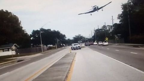 VIDEO: Kamery zachytily nouzové přistání letadla na rušné silnici