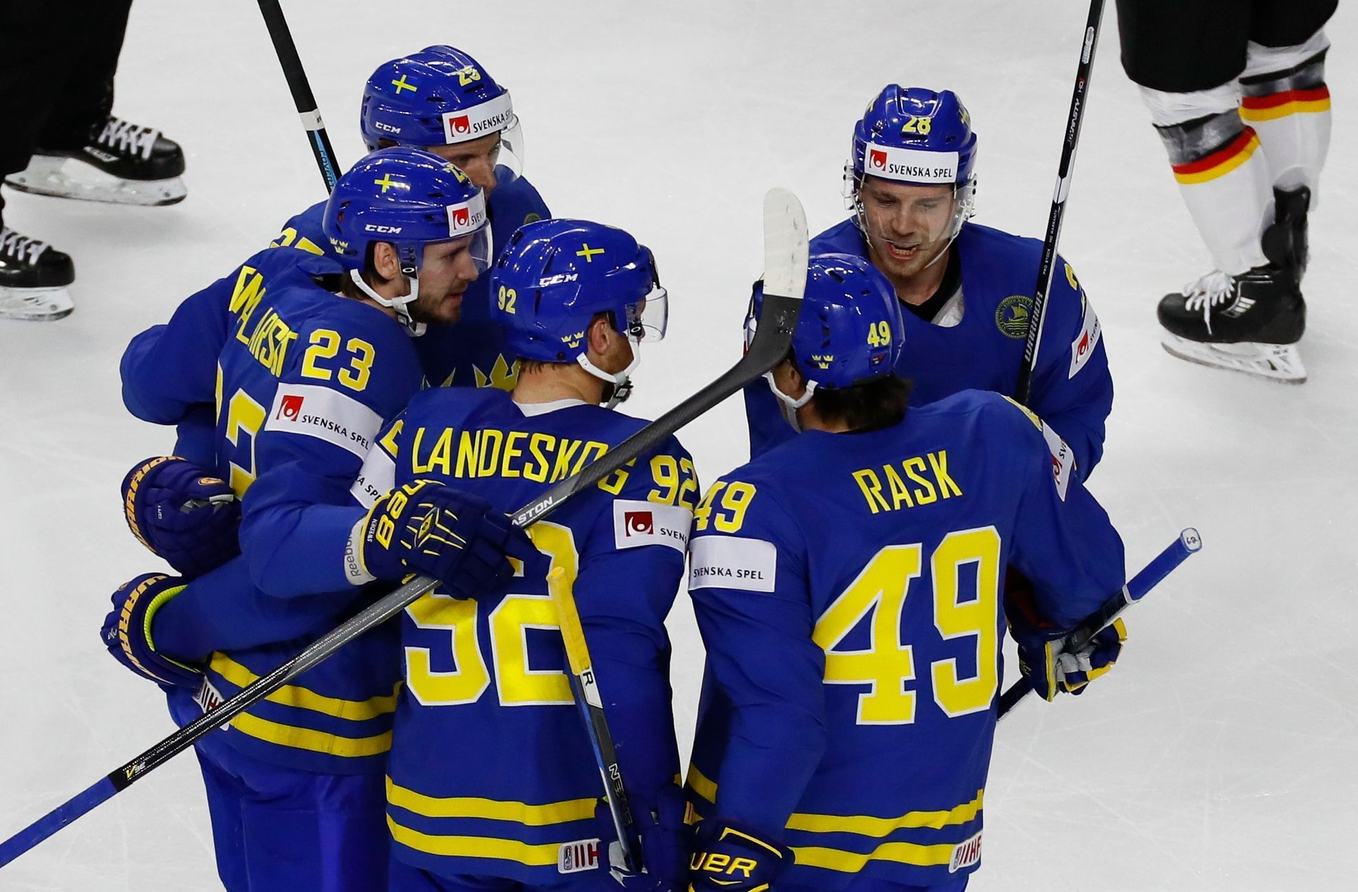 Švédští hokejisté slaví gól v síti Německa
