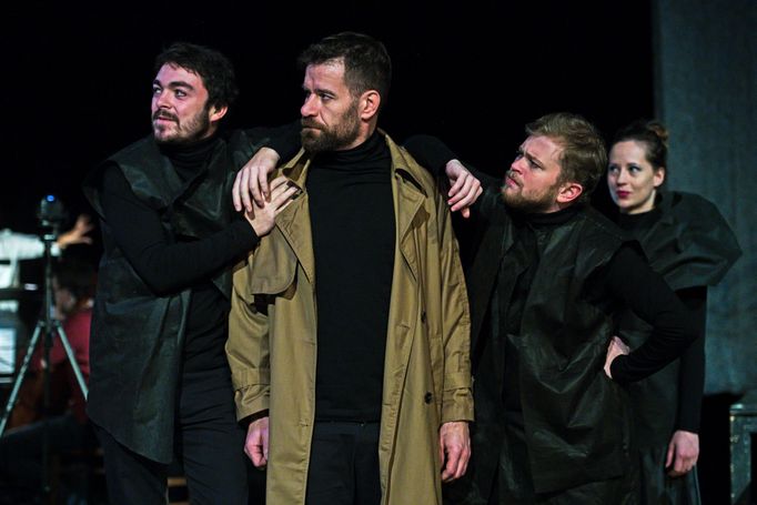 Zleva zpěváci Pavel Slivka, Aleš Janiga, Michael Robotka, Alžběta Symerská.