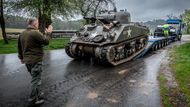 Aby se težká vojenská technika do západních a jižních Čech dostala, bylo třeba ji na Velký pátek naložit na kamiony.