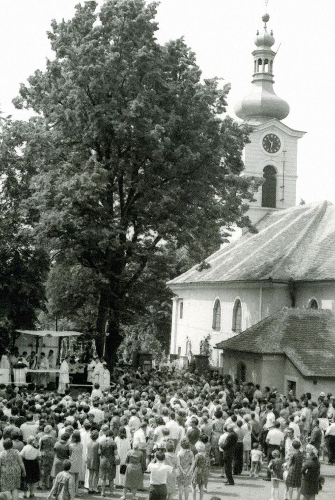 Život bývalého kardinála a pražského arcibiskupa pražského Dominika Duky na archivních snímcích.