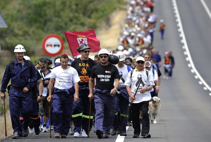 Coal miners and their families march on a national main road N 630 between Robla village and Leon, northern Spain June 14, 2012. The miners are protesting against the government's proposal to decrease funding for coal production. REUTERS/Eloy Alonso (SPAIN - Tags: CIVIL UNREST BUSINESS EMPLOYMENT ENERGY) Published: Čer. 14, 2012, 5:15 odp.