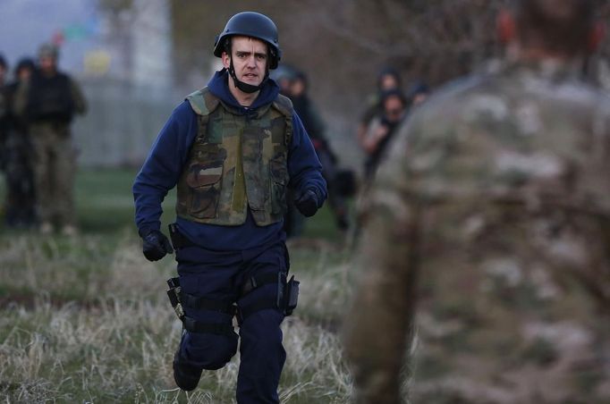 A candidate from a law enforcement agency in Utah takes part in Salt Lake City Police Department's SWAT School training exercise on an obstacle course in Draper, Utah, April 21, 2013. REUTERS/Jim Urquhart (UNITED STATES - Tags: CRIME LAW SOCIETY) Published: Dub. 21, 2013, 3:53 odp.