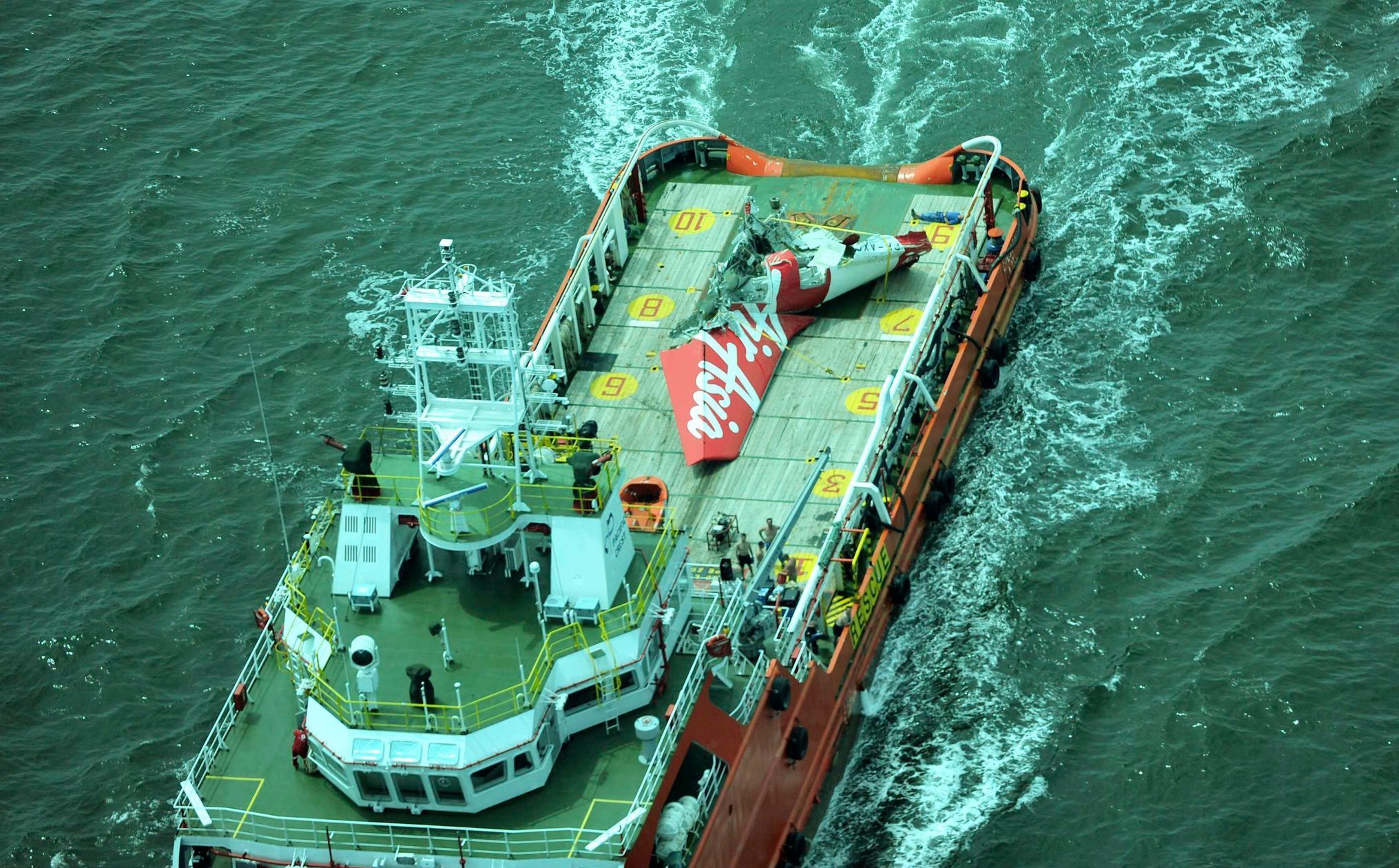 Vytahování trosek letounu Air Asia
