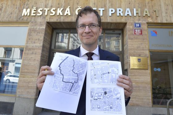 Starosta Prahy 1 Pavel Čižinský ukazuje mapy k plánovanému omezení automobilové dopravy na některých místech v centru metropole.