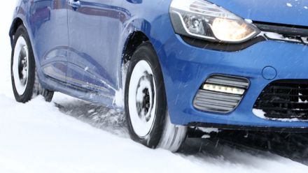 Zítra začíná sezona. Jak správně vybrat zimní pneumatiku?