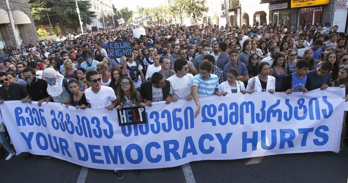 Zveřejnění videa z věznice vyvolalo v Gruzii velké protesty.