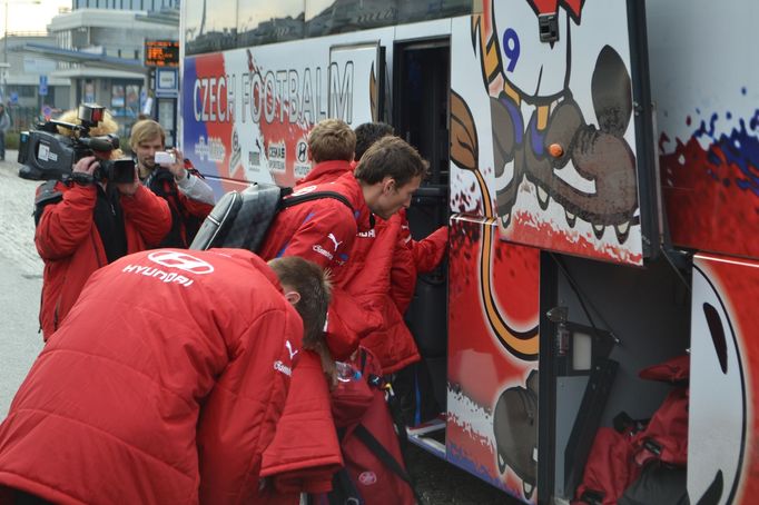 Čeští fotbaloví reprezentanti při příjezdu vlakem do Olomouce, kde se střetnou se Slováky.