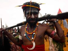 Proti nadvládě Indonésie se někteří Papuánci bouří. Hnutí za osvobození Papuy existuje od roku 1965