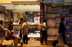 Čína omezí výjezdy za nákupy do přetíženého Hongkongu