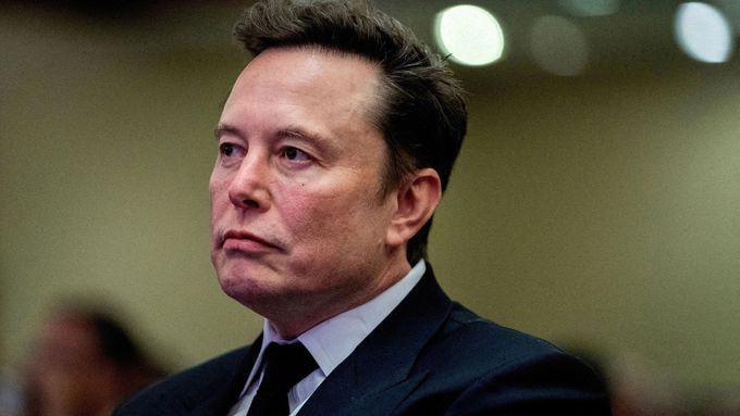 Elon Musk poslouchá, jak promlouvá zvolený prezident USA Donald Trump během setkání s republikány z Poslanecké sněmovny v hotelu Hyatt Regency ve Washingtonu, DC.