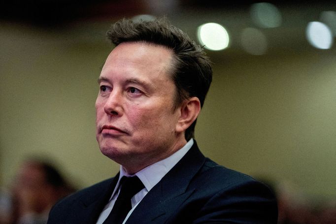 Elon Musk poslouchá, jak promlouvá zvolený prezident USA Donald Trump během setkání s republikány z Poslanecké sněmovny v hotelu Hyatt Regency ve Washingtonu, DC.