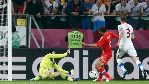 Petr Čech se marně snaží zabránit inkasování branky z nohy Romana Širokova během utkání Ruska s Českou republikou na Euru 2012.