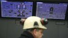 Monitors in the control room are seen at the SSI steel plant at Redcar, northern England May 29, 2012. SSI Steel from Thailand took over the plant on February 24, 2011 after it had been closed by Tata steel. The blast furnace was relit on April 15 this year and the plant now employs 1800 workers and has produced and exported 136,000 tonnes of steel. REUTERS/Nigel Roddis (BRITAIN - Tags: BUSINESS ENERGY EMPLOYMENT) Published: Kvě. 29, 2012, 3:28 odp.