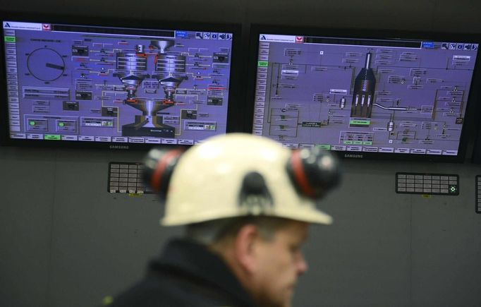 Monitors in the control room are seen at the SSI steel plant at Redcar, northern England May 29, 2012. SSI Steel from Thailand took over the plant on February 24, 2011 after it had been closed by Tata steel. The blast furnace was relit on April 15 this year and the plant now employs 1800 workers and has produced and exported 136,000 tonnes of steel. REUTERS/Nigel Roddis (BRITAIN - Tags: BUSINESS ENERGY EMPLOYMENT) Published: Kvě. 29, 2012, 3:28 odp.