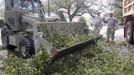 Members of the U.S. National Guard clear debris from St. Charles Ave. after Hurricane Isaac passed through New Orleans, Louisiana August 30, 2012. REUTERS/Jonathan Bachman (UNITED STATES - Tags: ENVIRONMENT DISASTER) Published: Srp. 30, 2012, 4:40 odp.