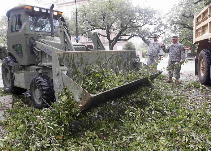 Members of the U.S. National Guard clear debris from St. Charles Ave. after Hurricane Isaac passed through New Orleans, Louisiana August 30, 2012. REUTERS/Jonathan Bachman (UNITED STATES - Tags: ENVIRONMENT DISASTER) Published: Srp. 30, 2012, 4:40 odp.