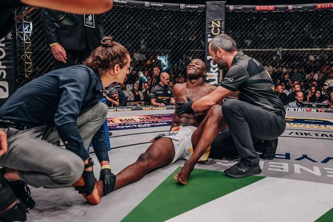 Oktagon 45: Zraněný Losene Keita.