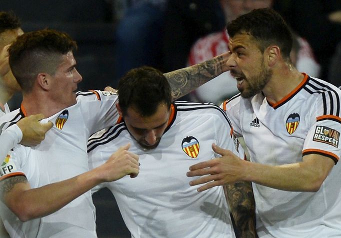 Fotbalisté Valencie slaví branku (Rodrigo de Paul, Paco Alcacer and Javi Fuego)