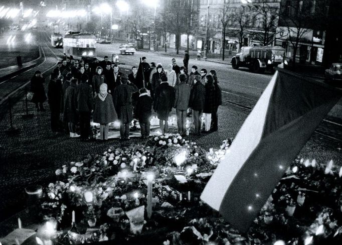 U pomníku sv. Václava ležely desítky věnců a květin. Ve dne v noci zde stáli se státními vlajkami mladí lidé a vzdávali čest Palachově památce.