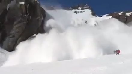 Lyžař ujíždí před lavinou. Natočil, jak smetla ostatní na švýcarské sjezdovce