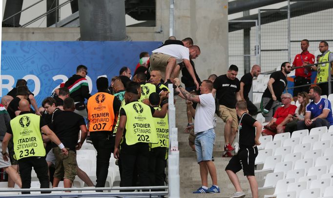 Euro 20161: výtržnosti maďarských fanoušků před zápasem s Islandem v Marseille