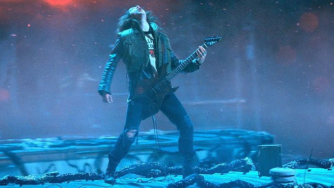 Scéna ze čtvrté řady Stranger Things, kde Joseph Quinn alias Eddie hraje Master of Puppets od kapely Metallica.