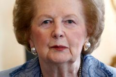 Britové pohřbívají Thatcherovou. I když ještě žije