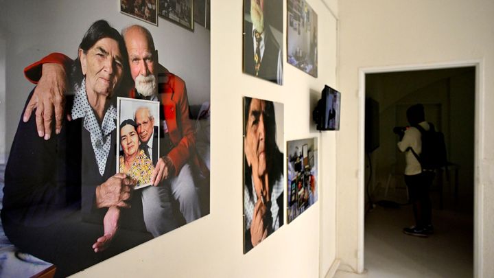 Památku obětí romského holokaustu připomíná v Praze výstava fotek a videí; Zdroj foto: ČTK