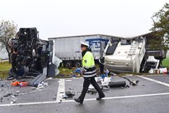 Na Jihlavsku se srazil autobus s nákladním autem, tři lidé utrpěli těžká zranění