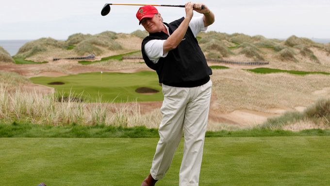 Donald Trump hraje golf ve svém resortu v Aberdeenshire.