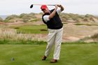 Trump si v Bílém domě nechal postavit golfový simulátor za milion. Zaplatil si ho sám