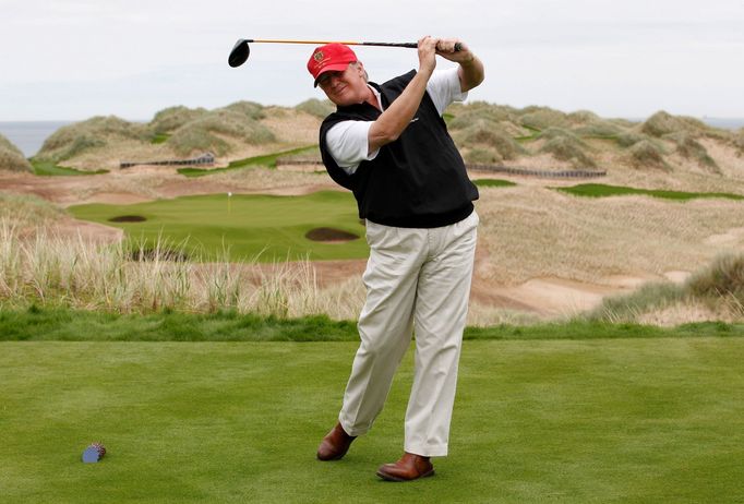 Donald Trump hraje golf ve svém golfovém resortu, který se nachází u skotského města Aberdeen.