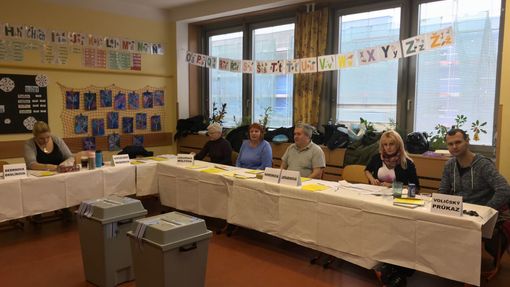 Volební komise na ZŠ Weberova v Motole