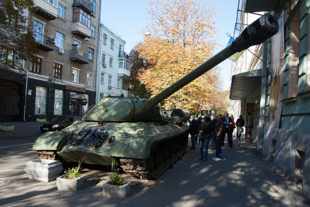 Sovětský tank IS-3 před kyjevským vojenským muzeem.