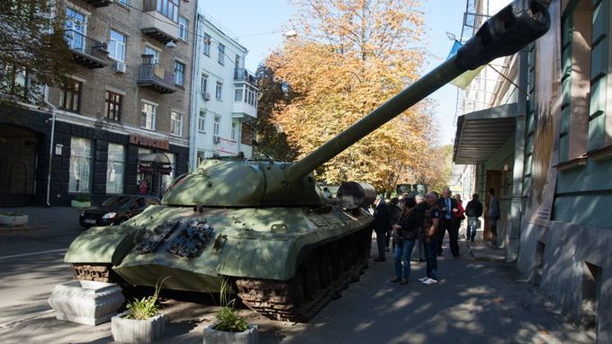 Sovětský tank IS-3 před kyjevským vojenským muzeem.
