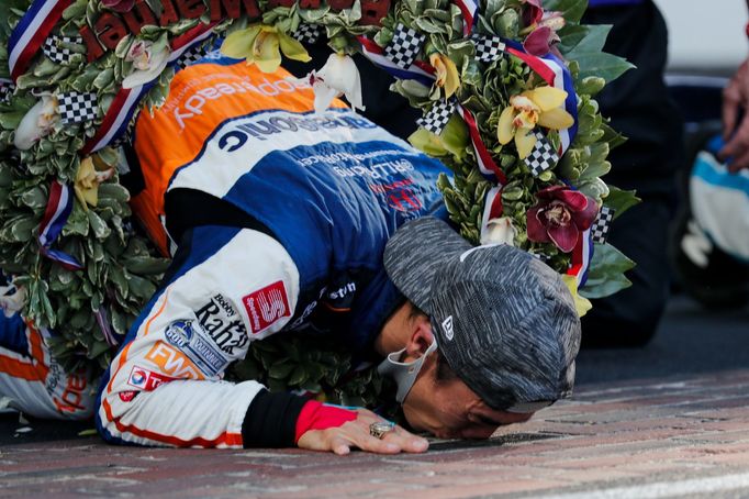 Takuma Sató slaví vítězství ve 104. ročníku závodu Indy 500