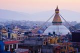 Hlavní město Nepálu Káthmándú utrpělo značné škody při zemětřesení v roce 2015. Památky i běžné domy jsou však postupně opravovány a město tepe více než kdy jindy. Historický střed města okolo náměstí Durbar figuruje na seznamu světového dědictví UNESCO.