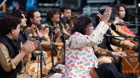 Mistr súfijského zpěvu Faiz Ali Faiz na festival přiletěl z Pákistánu.