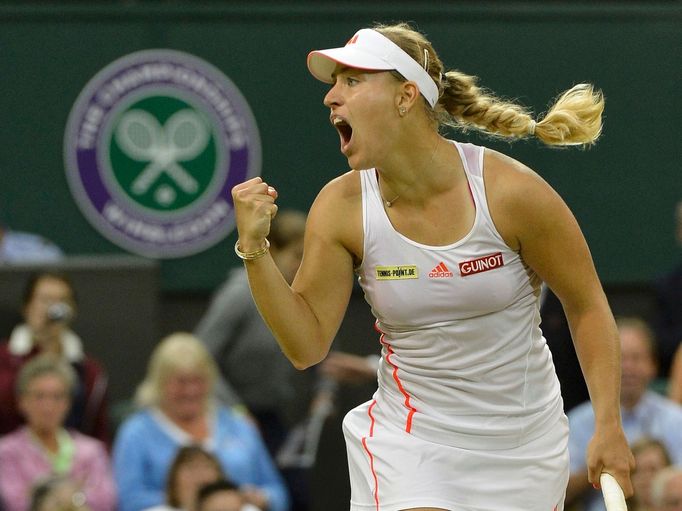 Angelique Kerberová se raduje z vítězství nad Sabine Lisickou ve čtvrtfinále Wimbledonu 2012.