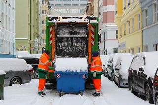 Popelářský vůz společnosti Pražské služby v Praze v roce 2021.