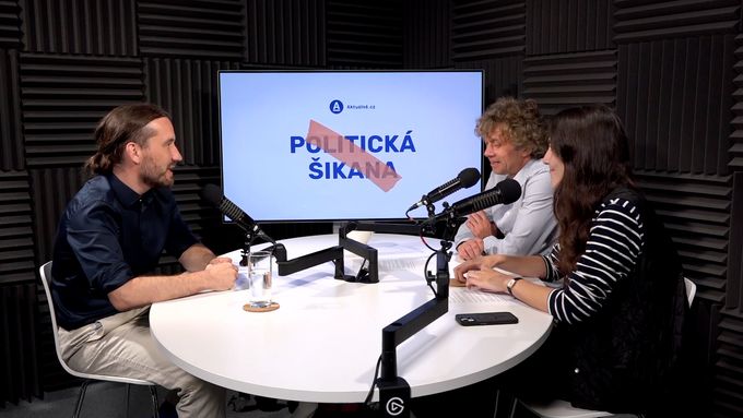 Politickou šikanu s Martinem Buchtíkem (vlevo) a Vratislavem Dostálem moderovala Michaela Nováčková.