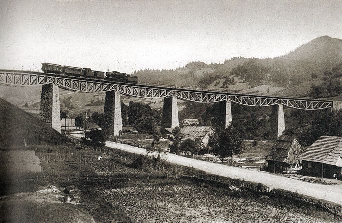 Vlak projíždí viaduktem na trase Užok - Volosianka, Podkarpatská Rus. Nedatováno.