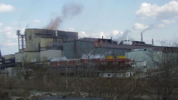 Ocelárny, hutě a chemičky na Ukrajině obchází strach, stejně jako gigantický podnik DMK v Dněprodzeržinsku. Poptávka ve světě klesla, stejně tak jako ceny oceli a surového železa.
