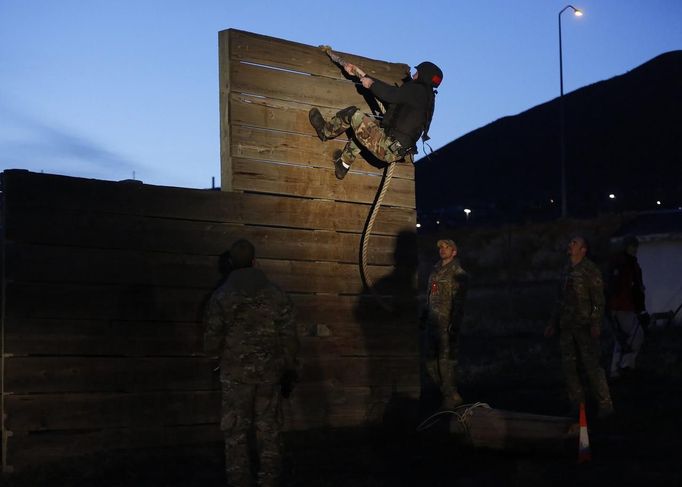 A candidate from a law enforcement agency in Utah takes part in Salt Lake City Police Department's SWAT School training exercise on an obstacle course in Draper, Utah, April 21, 2013. REUTERS/Jim Urquhart (UNITED STATES - Tags: CRIME LAW SOCIETY) Published: Dub. 21, 2013, 3:50 odp.