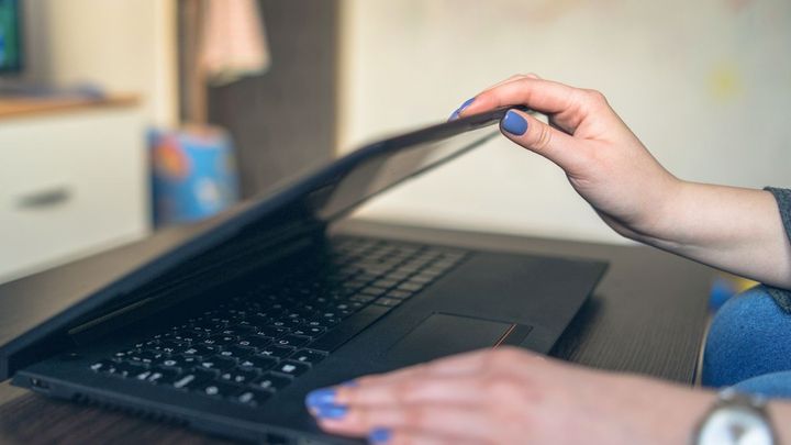 Ať zaměstnanci nemusí kontrolovat pracovní e-maily v době volna, žádají europoslanci