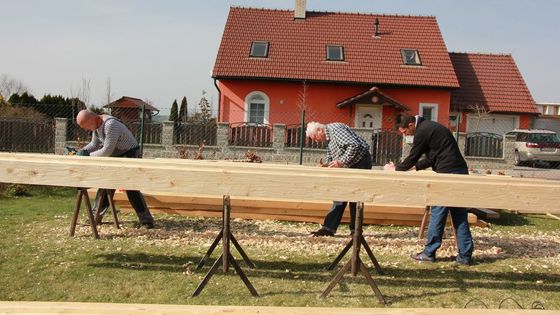 Obrazem: Unikátní kaple u Macochy. Podívejte se, jak vznikla roubená stavba ze sibiřských borovic